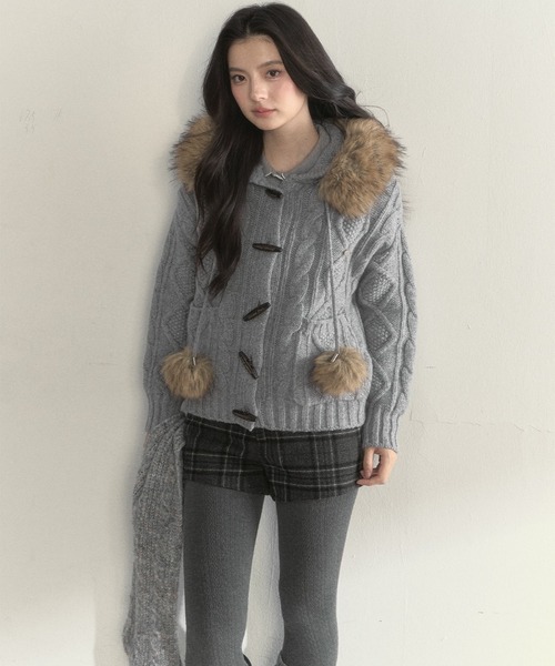 SunsetPark(サンセットパーク)の「フェイクファーポンポン付 ケーブル編みニットフーディー SP25a057【SunsetPark】【2025AW】(ニット/セーター・レディース・グレー/ブラウン/アイボリー・S/M)」の21枚目の写真