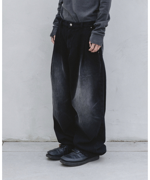 EYC(インヤン)の「Curve tuck denim pants (Washed Black)(デニムパンツ・メンズ・その他・MEDIUM/LARGE/X-LARGE)」の1枚目の写真