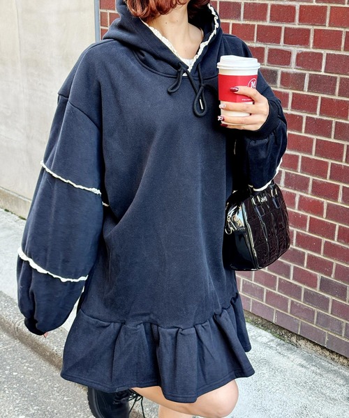 frunco(フランコ)の「裏起毛フリルスエットパーカーワンピ(ワンピース・レディース・ブラック/グレー・FREE)」の2枚目の写真