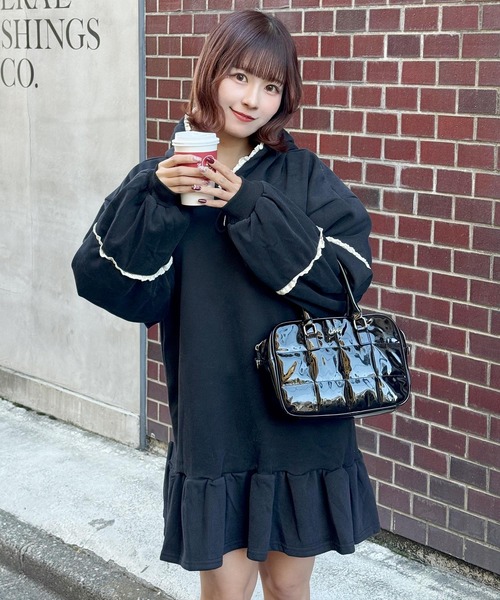 frunco(フランコ)の「裏起毛フリルスエットパーカーワンピ(ワンピース・レディース・ブラック/グレー・FREE)」の6枚目の写真