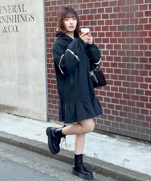 frunco(フランコ)の「裏起毛フリルスエットパーカーワンピ(ワンピース・レディース・ブラック/グレー・FREE)」の9枚目の写真