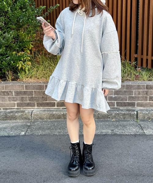 frunco(フランコ)の「裏起毛フリルスエットパーカーワンピ(ワンピース・レディース・ブラック/グレー・FREE)」の14枚目の写真