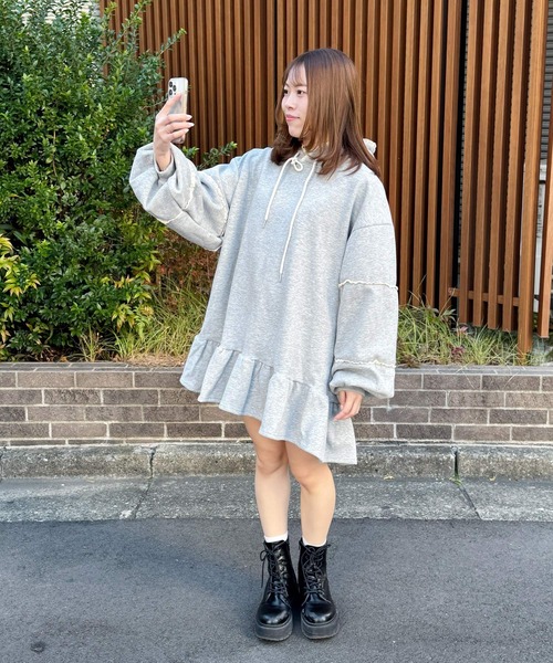 frunco(フランコ)の「裏起毛フリルスエットパーカーワンピ(ワンピース・レディース・ブラック/グレー・FREE)」の15枚目の写真