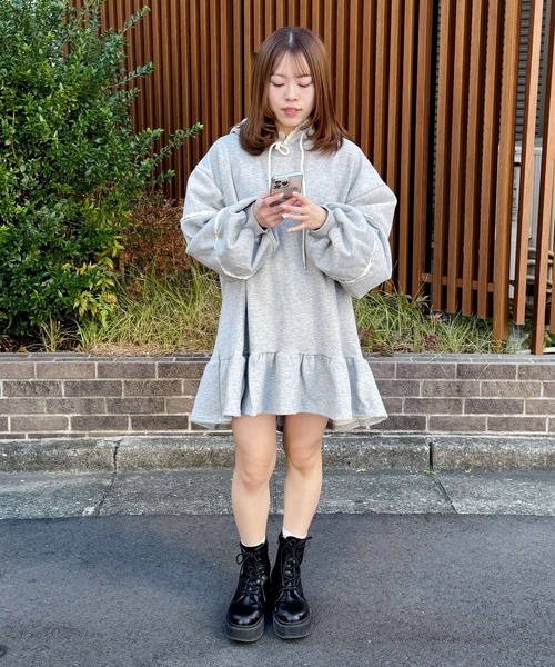 frunco(フランコ)の「裏起毛フリルスエットパーカーワンピ(ワンピース・レディース・ブラック/グレー・FREE)」の16枚目の写真