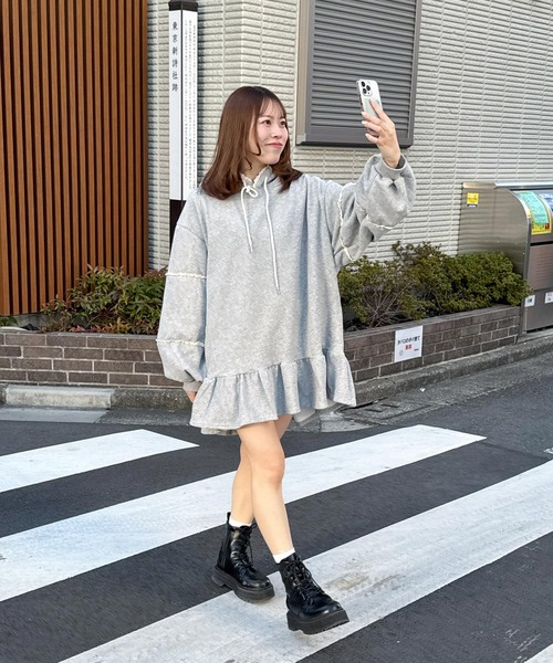 frunco(フランコ)の「裏起毛フリルスエットパーカーワンピ(ワンピース・レディース・ブラック/グレー・FREE)」の17枚目の写真