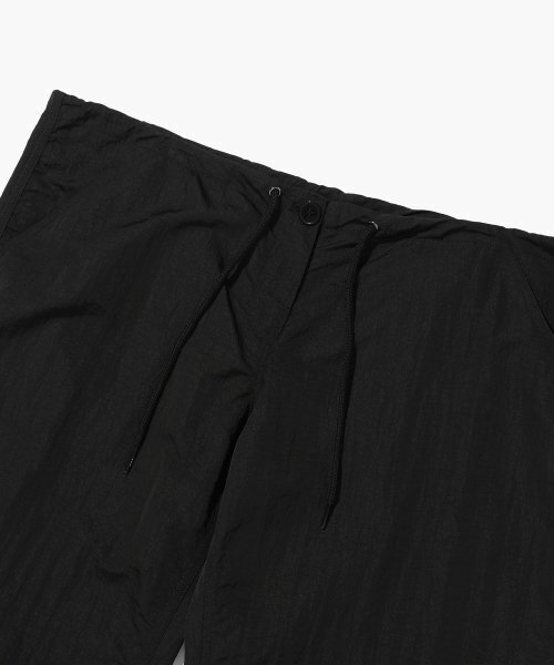 ISTKUNST(イストクンスト)の「LOWRISE PARACHUTE PANTS_BLACK(IK2DMMPA11A)(スウェットパンツ・レディース・ブラック・S/M)」の2枚目の写真