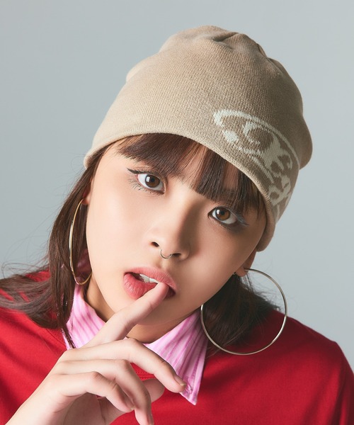 X-girl(エックスガール)の「DIAGONAL OVAL LOGO JACQUARD BEANIE(ニットキャップ/ビーニー・レディース・ブラック/レッド/ベージュ・ONE SIZE)」の1枚目の写真