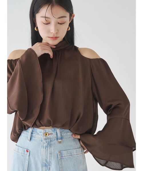 LAGUNAMOON(ラグナムーン)の「オープンショルダーボリュームブラウス(シャツ/ブラウス・レディース・アイボリー/ブラウン/ライトグリーン・FREE)」の2枚目の写真