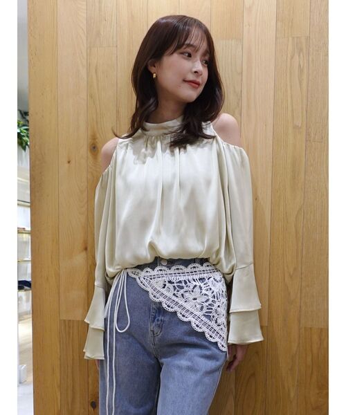 LAGUNAMOON(ラグナムーン)の「オープンショルダーボリュームブラウス 【夏服】【オフィスカジュアル】(シャツ/ブラウス・レディース・アイボリー/ブラウン/ライトグリーン・FREE)」の5枚目の写真