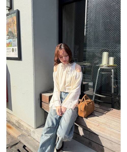 LAGUNAMOON(ラグナムーン)の「オープンショルダーボリュームブラウス(シャツ/ブラウス・レディース・アイボリー/ブラウン/ライトグリーン・FREE)」の8枚目の写真