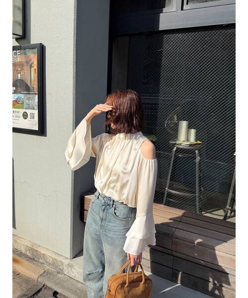 LAGUNAMOON(ラグナムーン)の「オープンショルダーボリュームブラウス(シャツ/ブラウス・レディース・アイボリー/ブラウン/ライトグリーン・FREE)」の9枚目の写真