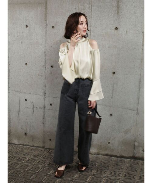 LAGUNAMOON(ラグナムーン)の「オープンショルダーボリュームブラウス(シャツ/ブラウス・レディース・アイボリー/ブラウン/ライトグリーン・FREE)」の10枚目の写真