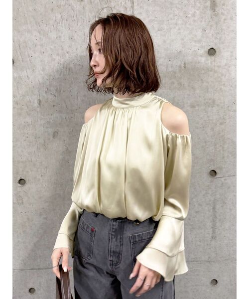 LAGUNAMOON(ラグナムーン)の「オープンショルダーボリュームブラウス(シャツ/ブラウス・レディース・アイボリー/ブラウン/ライトグリーン・FREE)」の12枚目の写真
