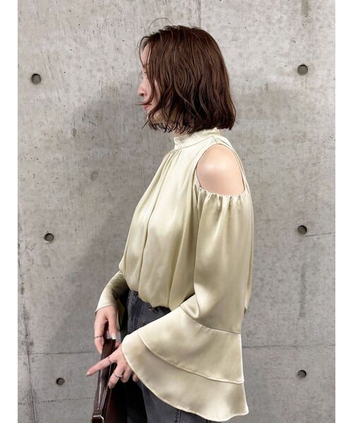 LAGUNAMOON(ラグナムーン)の「オープンショルダーボリュームブラウス(シャツ/ブラウス・レディース・アイボリー/ブラウン/ライトグリーン・FREE)」の13枚目の写真