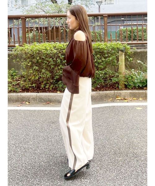 LAGUNAMOON(ラグナムーン)の「オープンショルダーボリュームブラウス(シャツ/ブラウス・レディース・アイボリー/ブラウン/ライトグリーン・FREE)」の20枚目の写真