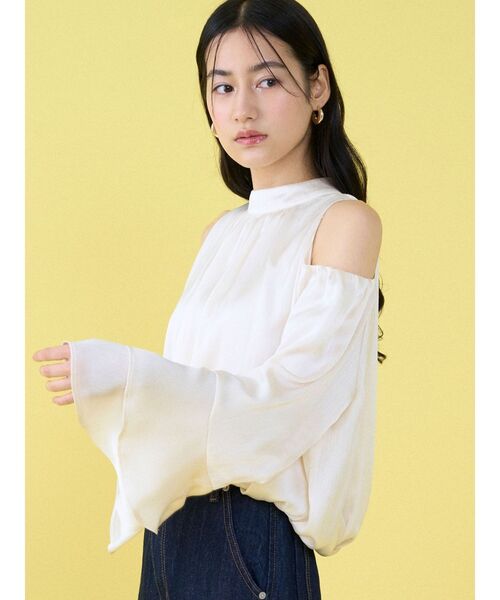 LAGUNAMOON（ラグナムーン）の「オープンショルダーボリュームブラウス 【夏服】【オフィスカジュアル】（シャツ/ブラウス・レディース・アイボリー/ブラウン/ライトグリーン・FREE）」の2枚目の写真