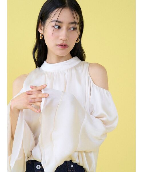 LAGUNAMOON（ラグナムーン）の「オープンショルダーボリュームブラウス 【夏服】【オフィスカジュアル】（シャツ/ブラウス・レディース・アイボリー/ブラウン/ライトグリーン・FREE）」の4枚目の写真