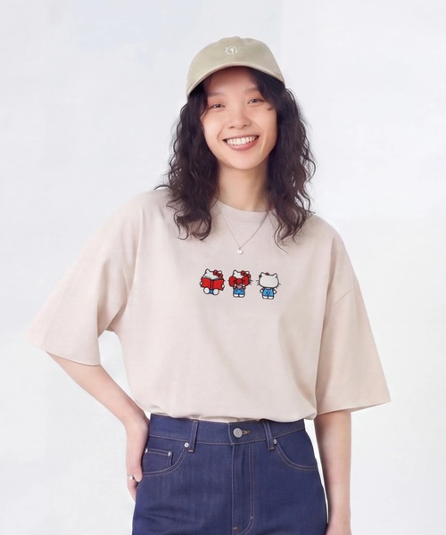 sanrio(サンリオ)の「〈サンリオ〉ハローキティ/半袖Tシャツ(Tシャツ/カットソー・レディース・チャコール/オートミール/ブラック/クリーム・MEDIUM/LARGE)」の3枚目の写真