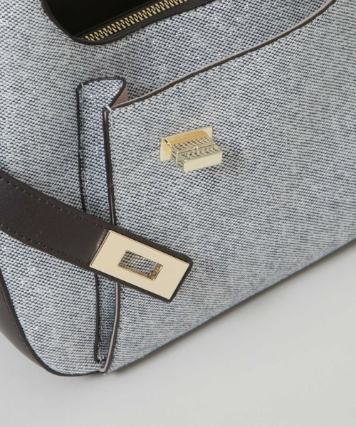 NANO universe(ナノユニバース)の「ターンロックベルトキャンバスワンハンドルバッグ(ハンドバッグ・レディース・ネイビー/ベージュ・F)」の11枚目の写真