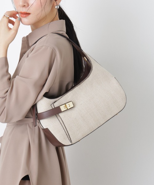 NANO universe(ナノユニバース)の「ターンロックベルトキャンバスワンハンドルバッグ(ハンドバッグ・レディース・ネイビー/ベージュ・F)」の3枚目の写真