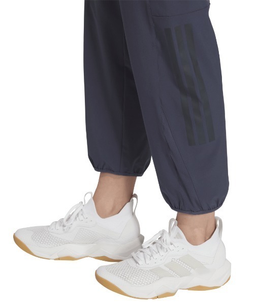 adidas(アディダス)の「アディダス adidas エッセンシャルズ プラス ルーズフィット ストレッチ ウーブン 9/10 テーパード パンツ(その他パンツ・レディース・ブラック/ネイビー・S/M/L)」の9枚目の写真