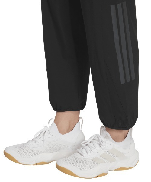 adidas(アディダス)の「アディダス adidas エッセンシャルズ プラス ルーズフィット ストレッチ ウーブン 9/10 テーパード パンツ(その他パンツ・レディース・ブラック/ネイビー・S/M/L)」の5枚目の写真