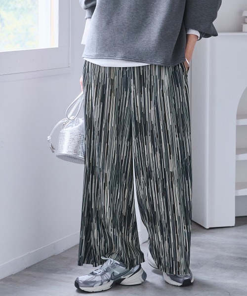 SMILE LAND（スマイルランド）の「＜大きいサイズ＞ラクしてキレイ見え選べるプリ―ツパンツ（ゆったりヒップ）（その他パンツ・レディース・ホワイト系/ブラック系その他/ネイビー系/ブラック系/モカ・L/LL/3L/4L/5L）」の2枚目の写真