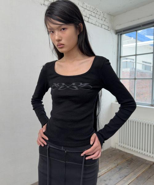 PORTERNA（ポルテナ）の「GRAPHIC U-NECK LONG SLEEVE T-SHIRT-BLACK（Tシャツ/カットソー・レディース・その他・X-SMALL）」の6枚目の写真