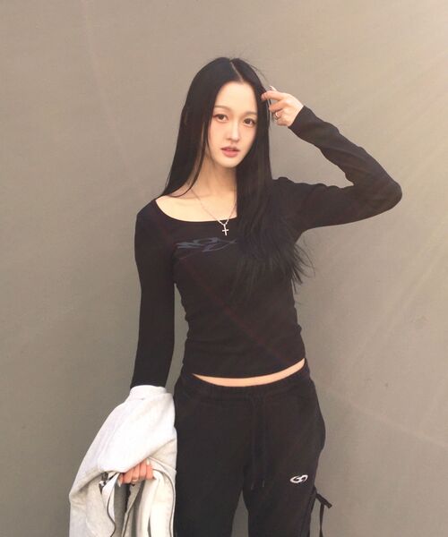 PORTERNA（ポルテナ）の「GRAPHIC U-NECK LONG SLEEVE T-SHIRT-BLACK（Tシャツ/カットソー・レディース・その他・X-SMALL）」の13枚目の写真