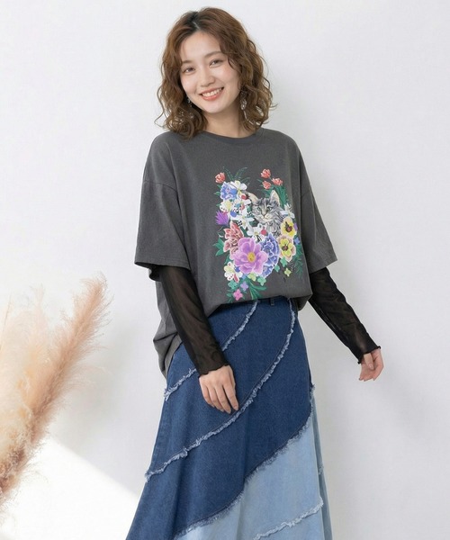 ScoLar（スカラー）の「161649：ソフトチュール×花ネコ柄 レイヤード風プルオーバー（Tシャツ/カットソー・レディース・ブルー/チャコールグレー/オフホワイト・M）」の3枚目の写真