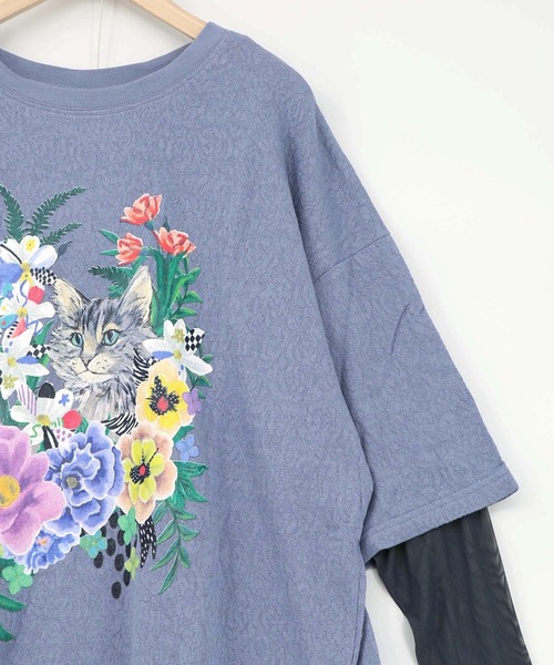 ScoLar（スカラー）の「161649：ソフトチュール×花ネコ柄 レイヤード風プルオーバー（Tシャツ/カットソー・レディース・ブルー/チャコールグレー/オフホワイト・M）」の7枚目の写真