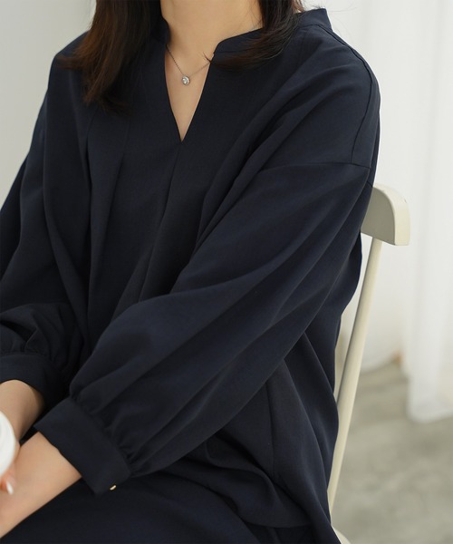 HUIT bouquet(ユイット)の「Vネック タック ブラウス HUIT(シャツ/ブラウス・レディース・ライトグレー/ピンク/ネイビー・M)」の10枚目の写真