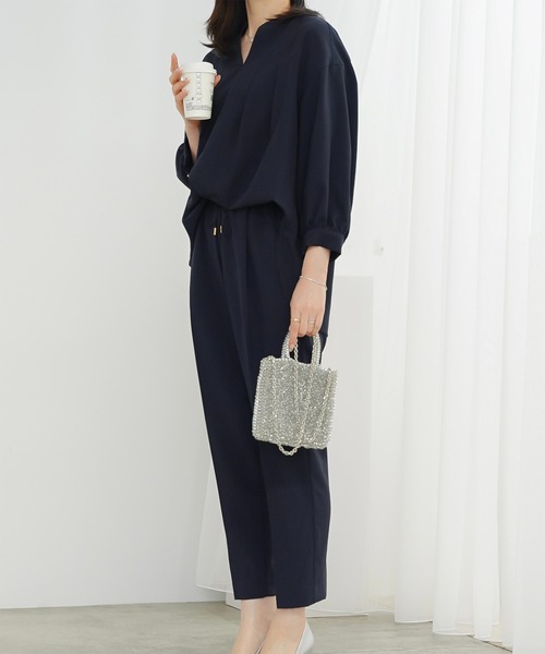 HUIT bouquet(ユイット)の「Vネック タック ブラウス HUIT(シャツ/ブラウス・レディース・ライトグレー/ピンク/ネイビー・M)」の8枚目の写真