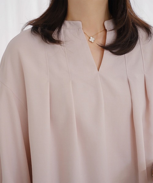 HUIT bouquet(ユイット)の「Vネック タック ブラウス HUIT(シャツ/ブラウス・レディース・ライトグレー/ピンク/ネイビー・M)」の13枚目の写真
