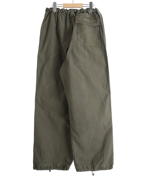 marka（マーカ）の「marka / マーカ：WIDE OVER PANTS -ORGANIC COTTON BACK SATIN-：M25D12PT01C[COR]（その他パンツ・メンズ・オリーブ・2(M)）」の2枚目の写真