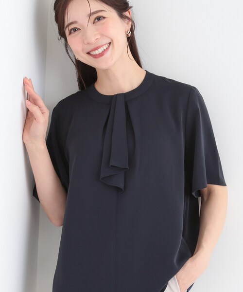 SHOO・LA・RUE(シューラルー)の「【洗濯機可/S-LL/UV】二の腕隠れる 吸水速乾 ボウタイ風なめらかブラウス(シャツ/ブラウス・レディース・サックスブルー/オフホワイト/ネイビー・04/03/02/01)」の2枚目の写真