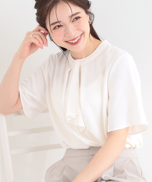 SHOO・LA・RUE(シューラルー)の「【洗濯機可/S-LL/UV】二の腕隠れる 吸水速乾 ボウタイ風なめらかブラウス(シャツ/ブラウス・レディース・サックスブルー/オフホワイト/ネイビー・04/03/02/01)」の1枚目の写真