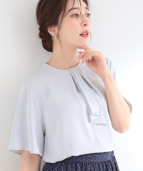 SHOO・LA・RUE(シューラルー)の「【洗濯機可/S-LL/UV】二の腕隠れる 吸水速乾 ボウタイ風なめらかブラウス(シャツ/ブラウス・レディース・サックスブルー/オフホワイト/ネイビー・04/03/02/01)」の3枚目の写真