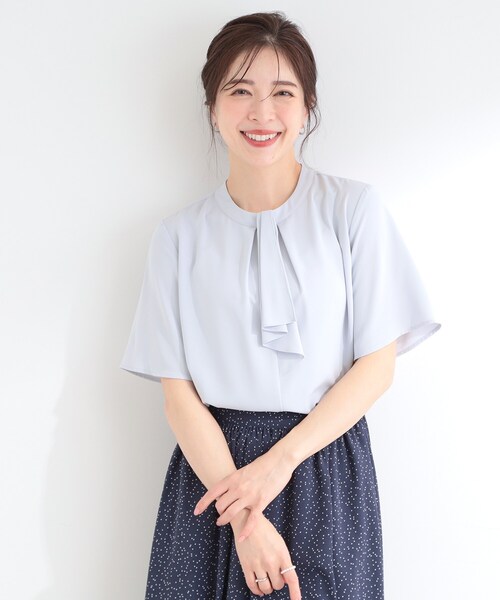 SHOO・LA・RUE(シューラルー)の「【洗濯機可/S-LL/UV】二の腕隠れる 吸水速乾 ボウタイ風なめらかブラウス(シャツ/ブラウス・レディース・サックスブルー/オフホワイト/ネイビー・04/03/02/01)」の8枚目の写真