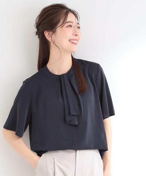 SHOO・LA・RUE(シューラルー)の「【洗濯機可/S-LL/UV】二の腕隠れる 吸水速乾 ボウタイ風なめらかブラウス(シャツ/ブラウス・レディース・サックスブルー/オフホワイト/ネイビー・04/03/02/01)」の12枚目の写真