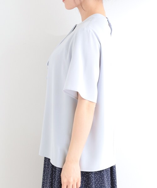 SHOO・LA・RUE(シューラルー)の「【洗濯機可/S-LL/UV】二の腕隠れる 吸水速乾 ボウタイ風なめらかブラウス(シャツ/ブラウス・レディース・サックスブルー/オフホワイト/ネイビー・04/03/02/01)」の17枚目の写真