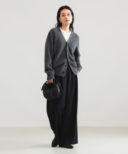 Demi-Luxe BEAMS(デミルクス ビームス)の「【別注】SLOANE × Demi-Luxe BEAMS / 5ゲージ ジーロンラム Vネック カーディガン(ニット/セーター・レディース・チャコールグレー/レッド・2/1)」の3枚目の写真