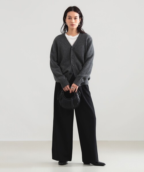Demi-Luxe BEAMS(デミルクス ビームス)の「【別注】SLOANE × Demi-Luxe BEAMS / 5ゲージ ジーロンラム Vネック カーディガン(ニット/セーター・レディース・チャコールグレー/レッド・2/1)」の4枚目の写真