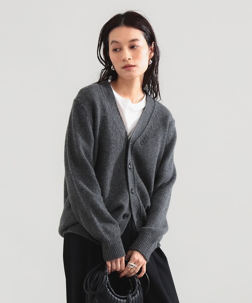 Demi-Luxe BEAMS(デミルクス ビームス)の「【別注】SLOANE × Demi-Luxe BEAMS / 5ゲージ ジーロンラム Vネック カーディガン(ニット/セーター・レディース・チャコールグレー/レッド・2/1)」の6枚目の写真