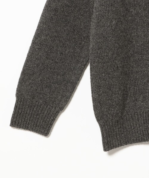 Demi-Luxe BEAMS(デミルクス ビームス)の「【別注】SLOANE × Demi-Luxe BEAMS / 5ゲージ ジーロンラム Vネック カーディガン(ニット/セーター・レディース・チャコールグレー/レッド・2/1)」の9枚目の写真
