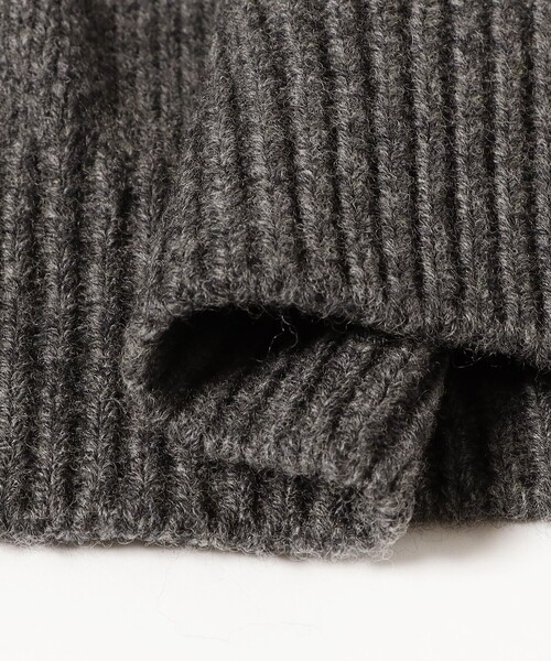 Demi-Luxe BEAMS(デミルクス ビームス)の「【別注】SLOANE × Demi-Luxe BEAMS / 5ゲージ ジーロンラム Vネック カーディガン(ニット/セーター・レディース・チャコールグレー/レッド・2/1)」の11枚目の写真