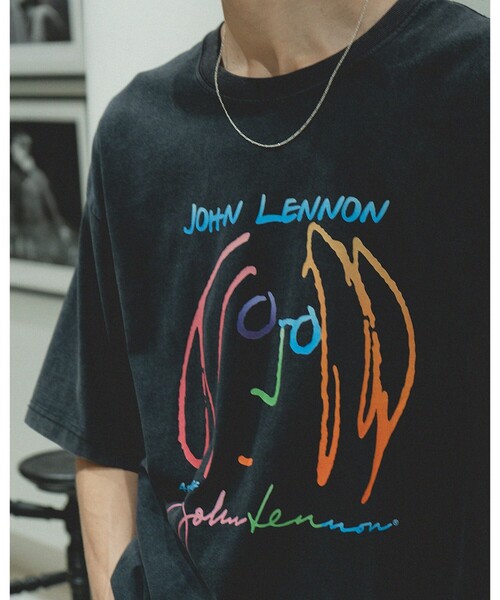 International Gallery BEAMS(インターナショナルギャラリービームス)の「【別注】U/MUSIC × IG / JOHN LENNON グラフィック Tシャツ(Tシャツ/カットソー・メンズ・ブラック・LARGE/MEDIUM/SMALL/X-LARGE)」の1枚目の写真