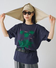 WHIMSIC（ウィムジック）の「【UNISEX/2サイズ展開】フローティング オン エアー シルクスクリーンプリントT（Tシャツ/カットソー）」