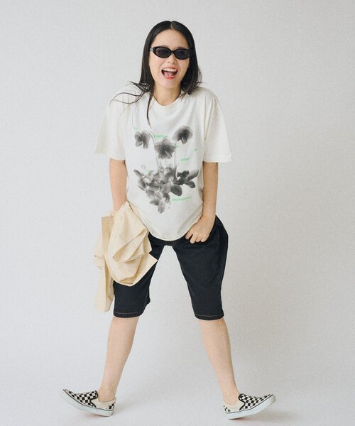 WHIMSIC(ウィムジック)の「【UNISEX/2サイズ展開】フローティング オン エアー シルクスクリーンプリントT(Tシャツ/カットソー・メンズ・ホワイト/ネイビー/ブラウン・1/2)」の4枚目の写真