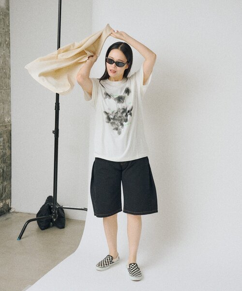 WHIMSIC(ウィムジック)の「【UNISEX/2サイズ展開】フローティング オン エアー シルクスクリーンプリントT(Tシャツ/カットソー・メンズ・ホワイト/ネイビー/ブラウン・1/2)」の5枚目の写真